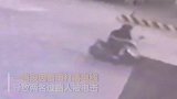 雷雨导致电线垂落 男子骑车脚着地瞬间被电晕