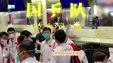 载誉而归！国乒队回国好似顶流接机，嫌弃日本连闭幕会都懒得参加