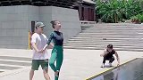 偶遇杂技演员在水边拍视频，下腰起身动作也太柔软丝滑了