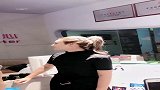 女儿是爸爸的小情人，童模焱娃娃也不例外，看这抱娃姿势就知道了