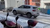 还得是四驱才行，下过雪以后这条路难倒多少好汉，我也是无语！