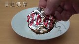 牛人用小孩子最爱的零食做实验，把它们放进了电饼铛，结果很意外