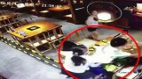河南一男子端火锅猛泼妻子同学 孩子就坐旁边亲眼目睹