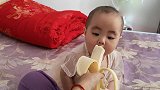 都说小孩子好骗一个香蕉就能搞定，喂她吃点香蕉看她馋的样