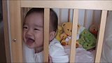 萌翻！刚睡醒的小宝宝听到爸爸的声音，笑到停不下来