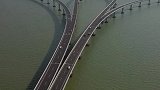 青岛胶州湾跨海大桥，是我国自行设计，自行施工及建造的