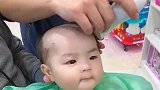 爸爸带着小宝宝去理发，没想到理发的时候表情这样，这也太听话了