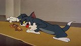 猫和老鼠：汤姆被杰瑞表哥打怕了，疯狂的亲杰瑞的脚趾！