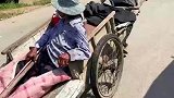 70多岁的爷爷用板车拉着90多岁的娘出来赶集，让人心酸又感动