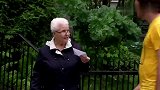 国外恶搞帮老人带东西入教堂，想不到里面有惊喜