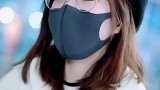佛系少女冯提莫来啦，戴眼镜的小姐姐好好看啊，怎么觉得在偷笑呢