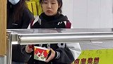 高校食堂打饭时，女生在蒸饺和大鸡腿之间纠结了好久