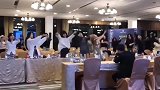 秘书招聘现场，老板再硬怕也扛不起来吧