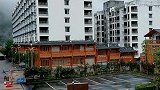 磨西古镇，晨，云遮雾绕，看山，望山，像一个神仙居住的地方。