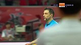 下半场补时第11分钟上海上港球员胡尔克黄牌