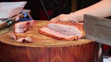 香港街头美食，外酥里嫩的招牌烤猪排，几十年老店的杀手锏！