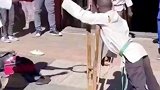 非洲武僧真功夫，看一眼圈的大小，下一秒竟直接钻过！