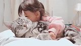 家里的神兽天天这么粘大猫，眼前这一幕，老娘有点嫉妒了！