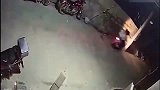 三个少年骑车, 超速直接撞向电线杆!