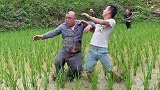 就想抓条鱼回家吃，有这么难吗