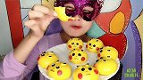妹子吃“皮卡丘卡通包子”萌趣有创意，松软可口超好吃