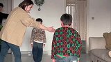 当九零后后当了父母之后，你们打架我静静的看着