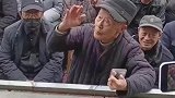 戏迷大爷台下点评演出赞不绝口，激动到假牙都掉了