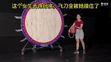 这个妹子好厉害，飞刀飞出去接套圈，没个十年练不出这技术