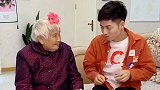 家有一老如有一宝，孙子故意给奶奶抢吃的，把老人逗得合不拢嘴！