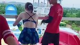 怪不得男人都喜欢来水上乐园，看到这一幕，后悔自己来晚了！