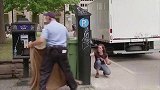 街头恶搞路人：路人街头无端喜获罚单一张，路人一脸懵