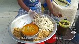 麦哥在孟加拉街头摆摊，卖一种大米小吃，很受食客们欢迎