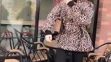 豹纹皮质外套搭配及膝靴牛仔裤，小姐姐真时尚