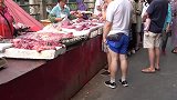 小厨请舅舅吃饭，4斤牛腩配4斤酸菜鱼，一大桌两大盆，安逸