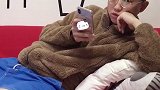 和闹闹一样，上厕所必须拿手机的举个手我看看