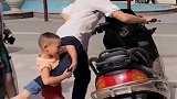 父子两早就已经习惯了，留下一脸懵圈的妈妈