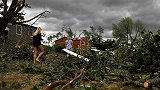 龙卷风袭击美国伊利诺伊州：刮了2小时，行经处树倒房塌