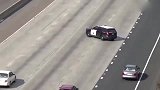 美国警察为了限制道路上车辆速度，蛇皮走位秀翻全场！
