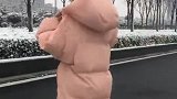 人行道拍到一位时尚美女，小个子这样搭配，怎么看怎么美！