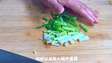 苦瓜炒肉片怎么做好吃?教你一招,苦瓜碧绿脆嫩,肉片鲜嫩可口