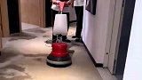 保洁阿姨第一次用洗地毯机，用出了手摇拖拉机的感觉