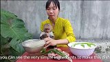 小猴阿布非常爱吃主人做的美味面条