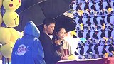 向佐郭碧婷录节目风雨中两人紧拥在一起，郭碧婷小腹微凸有孕味