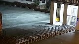90后醉酒男子夜闯小学喊着要上学 拉倒大门还追打保安