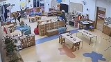 四川地震幼儿园老师撤离瞬间：左手一个右手一个抓起娃娃就跑