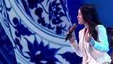 冻龄女王！杨钰莹戴眼镜现身秀腿保养得宜