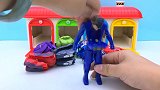 复仇者联盟英雄在车库发现惊喜玩具！钢铁侠蜘蛛侠超人变形蛋