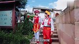 吉娜正在挂蚊帐，郎朗猛地跳上床，一个举动让网友不淡定了！