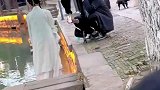 男生用前置摄像头让女孩自己选角度