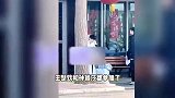 国乒出征澳门世界杯了，孙颖莎推两个行李箱，小小一只像是小手办